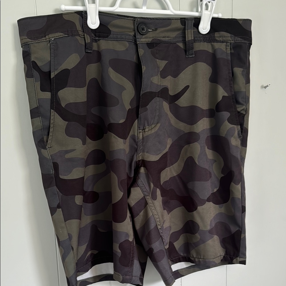 Green and Brown Cargo Shorts with Camouflage Pattern lightweight